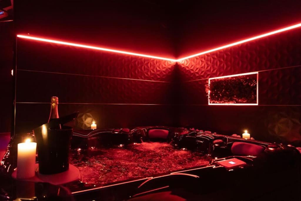Loveroom O Diable Des Plaisirs Avec Jacuzzi Tourcoing Exterior foto